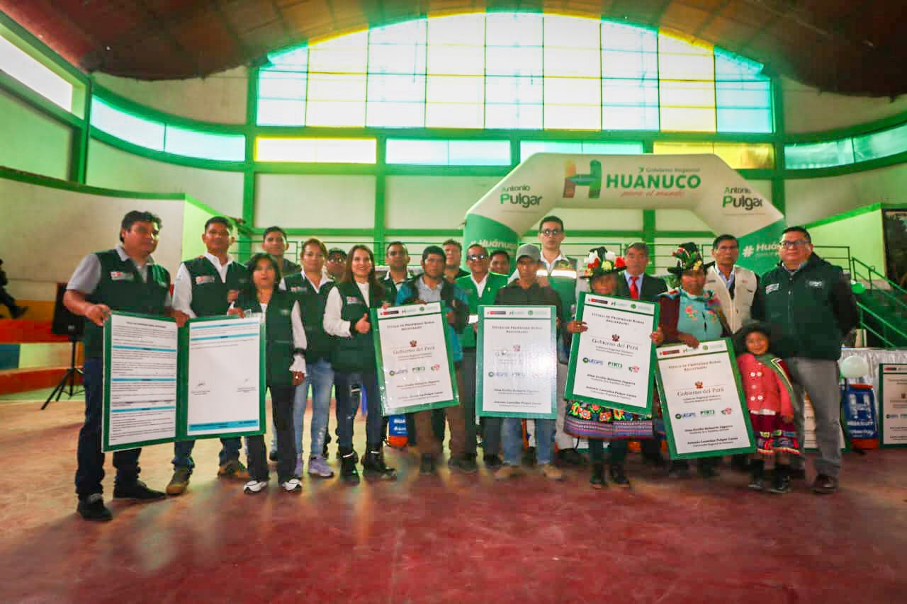 Entrega de títulos propiedad rurales en Huacrachuco, provincia de Marañón.