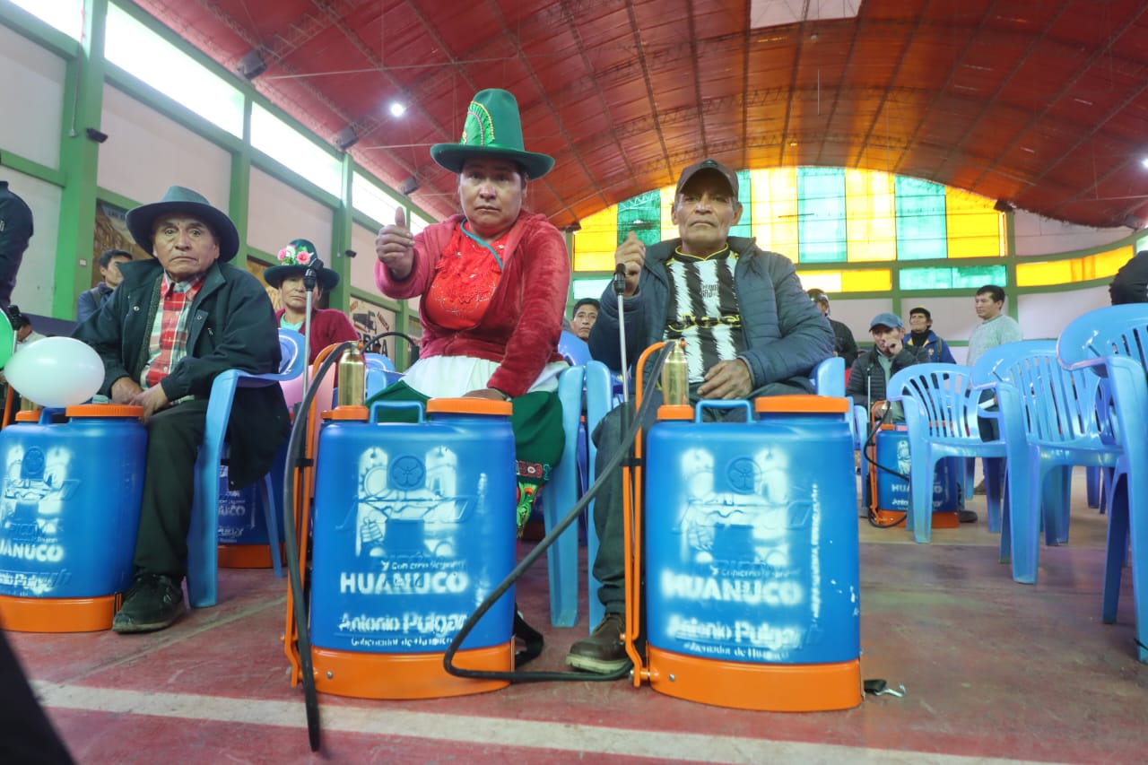 ENTREGA DE HERRAMIENTAS AGRÍCOLAS EN HUACRACHUCO