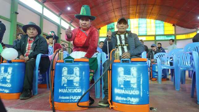 ENTREGA DE HERRAMIENTAS AGRÍCOLAS EN HUACRACHUCO
