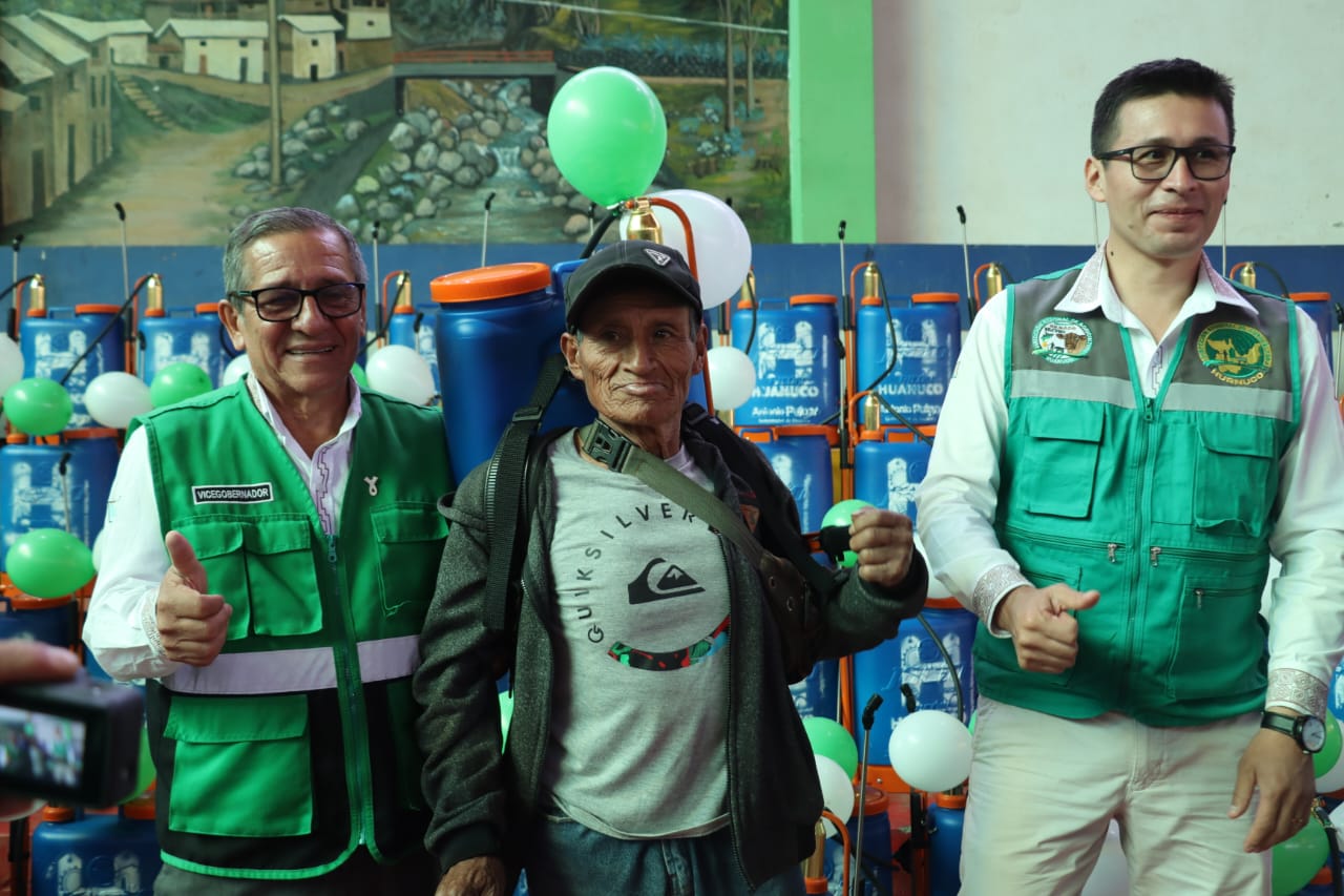 ENTREGA DE HERRAMIENTAS AGRÍCOLAS EN HUACRACHUCO