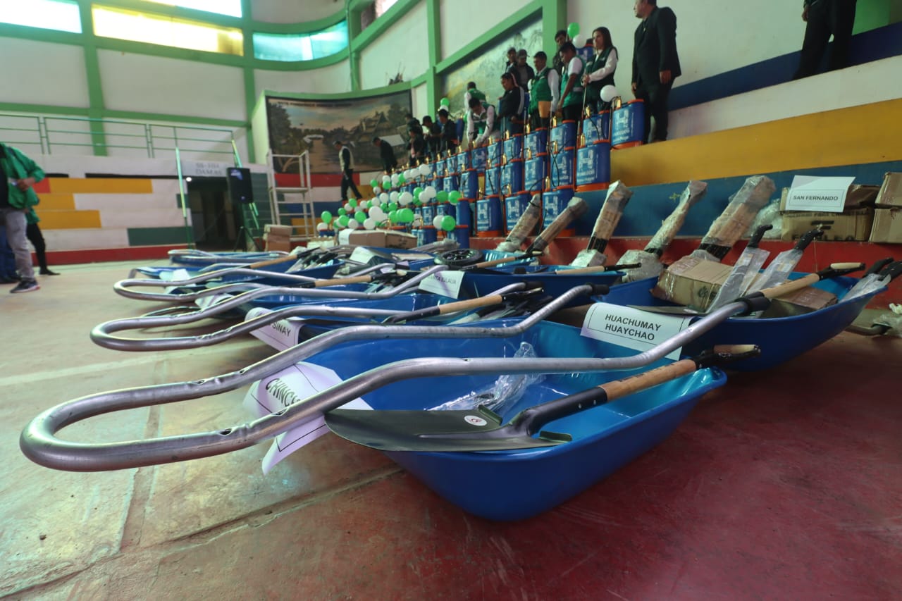 ENTREGA DE HERRAMIENTAS AGRÍCOLAS EN HUACRACHUCO