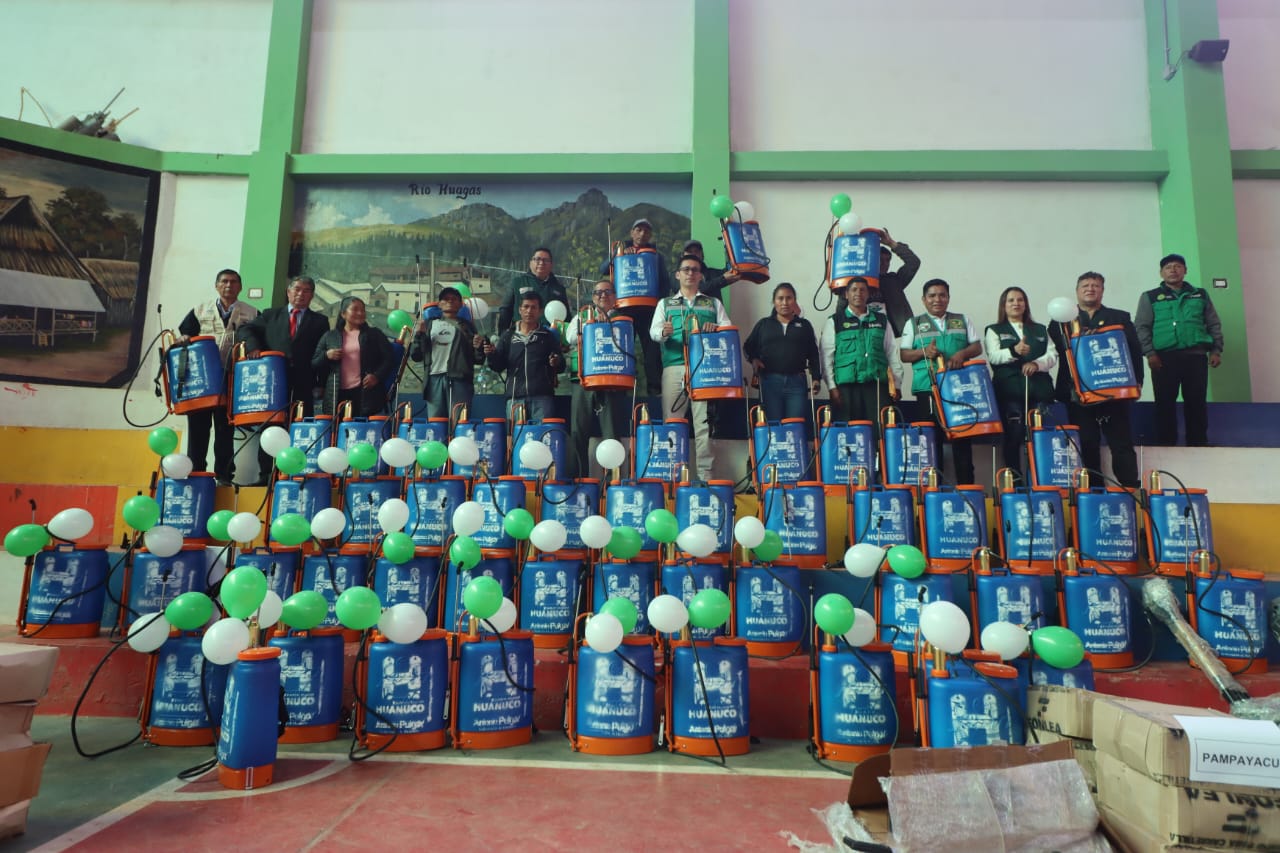 ENTREGA DE HERRAMIENTAS AGRÍCOLAS EN HUACRACHUCO