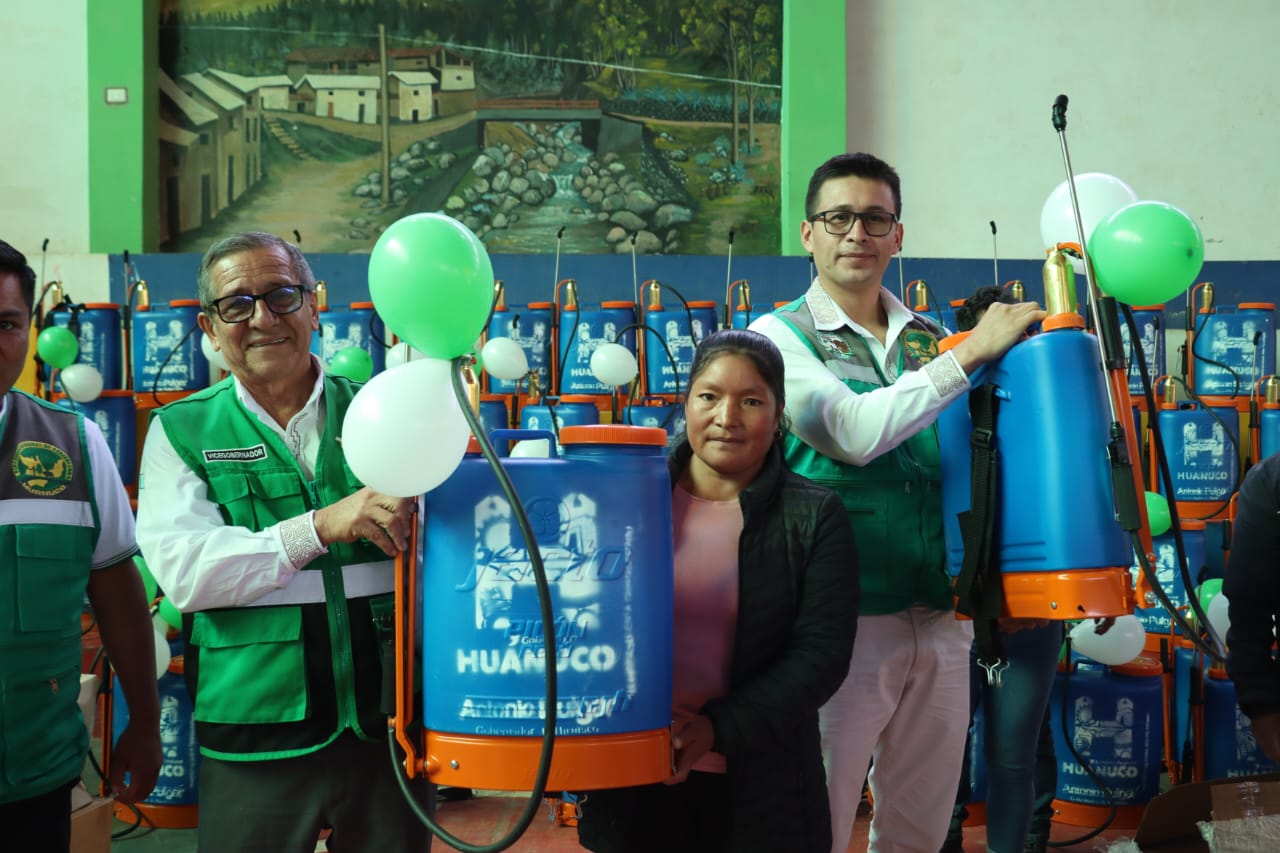 ENTREGA DE HERRAMIENTAS AGRÍCOLAS EN HUACRACHUCO