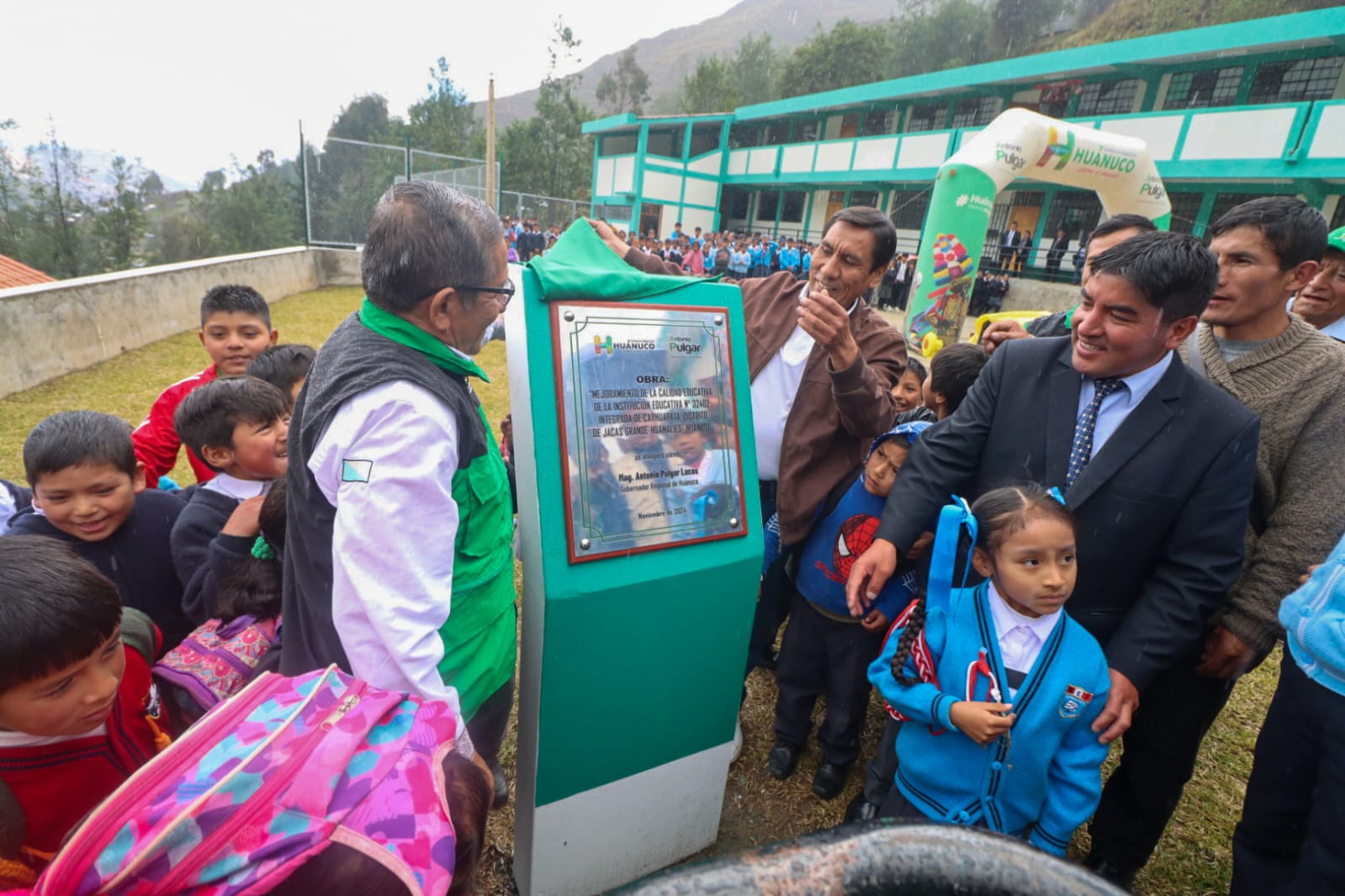 INAGURACIÓN DEL COLEGIO DE CARHUAPATA, EN JACAS GRANDE, PROVINCIA DE HUAMALÍES.