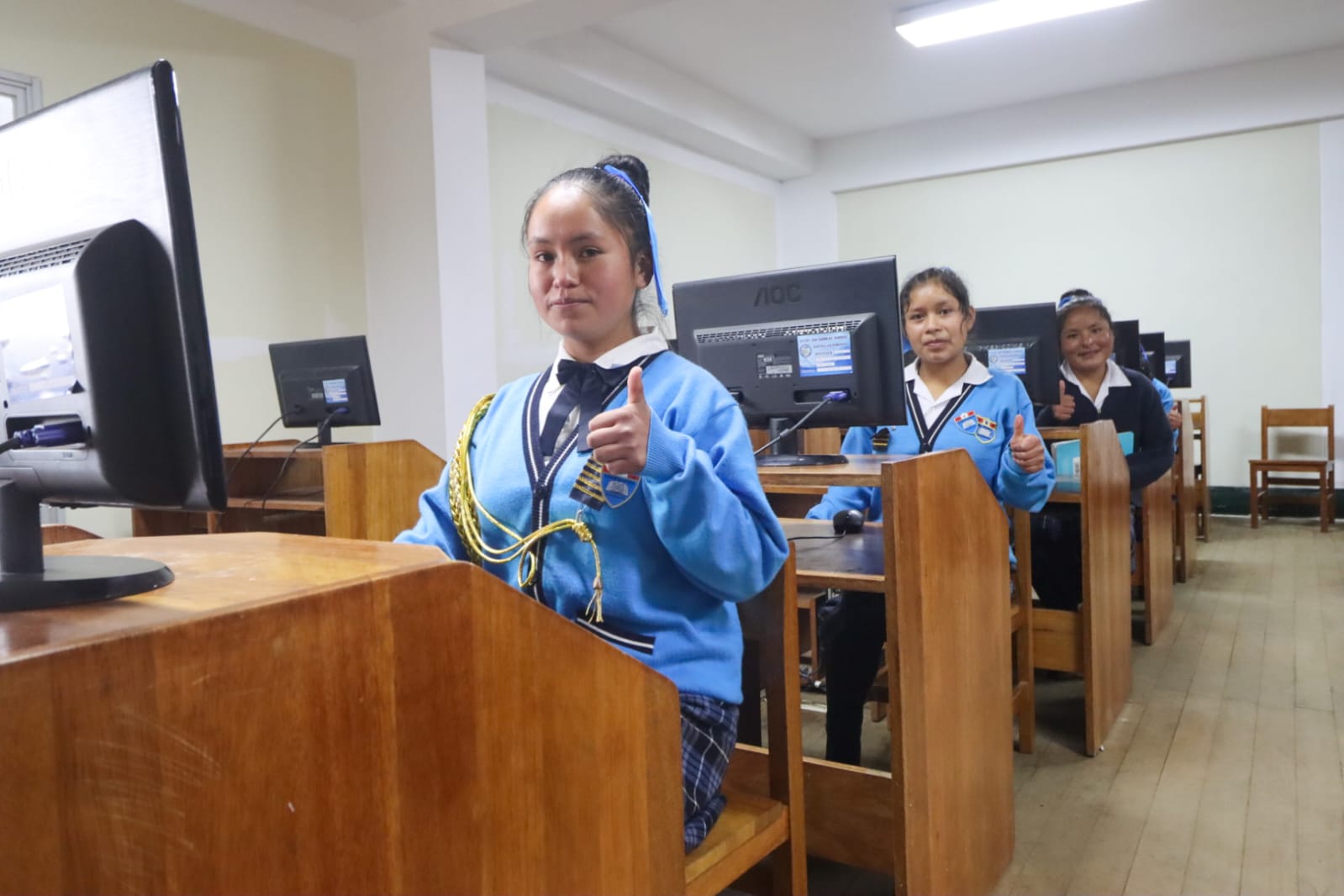 INAGURACIÓN DEL COLEGIO DE CARHUAPATA, EN JACAS GRANDE, PROVINCIA DE HUAMALÍES.