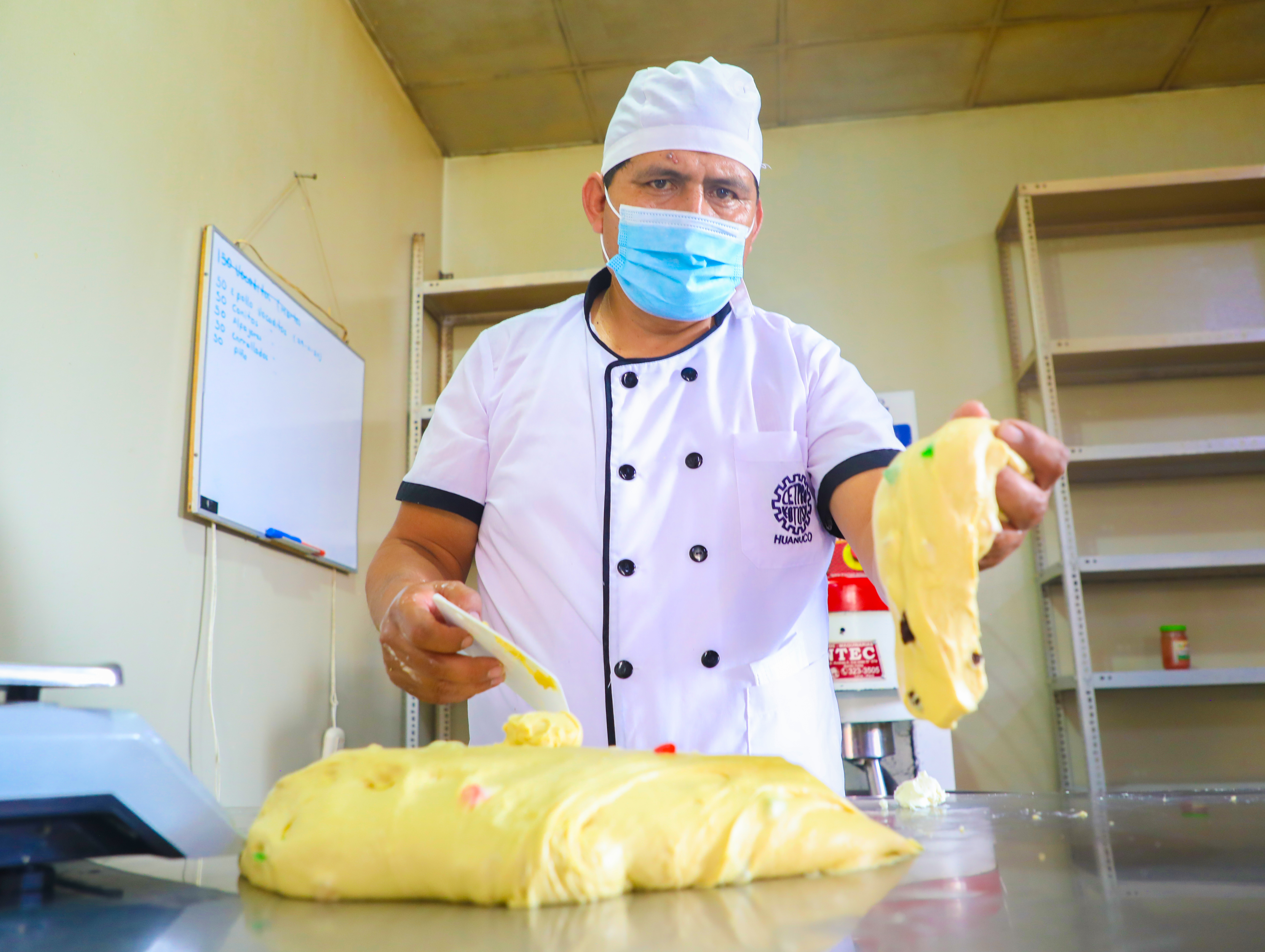 INTERNOS DEL PENAL DE HUÁNUCO ELABORAN PANETONES PARA NAVIDAD Y AÑO NUEVO