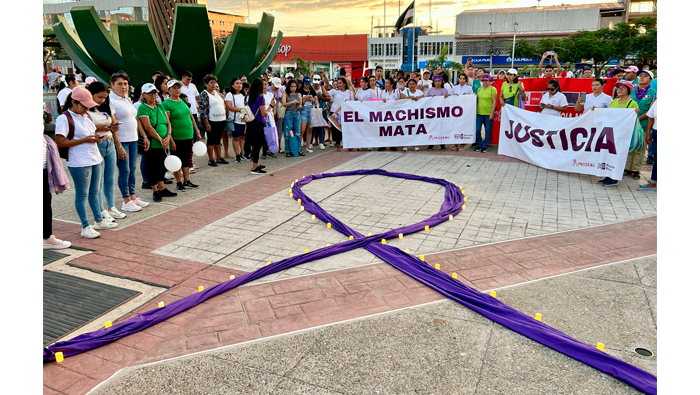 Vigilia y encendido de velas en memoria de las sobrevivientes de violencia y victimas de feminicidio.