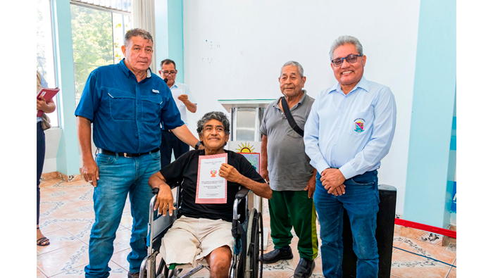 Entrega de tรญtulos de propiedad urbana a beneficiarios del distrito de Morales.