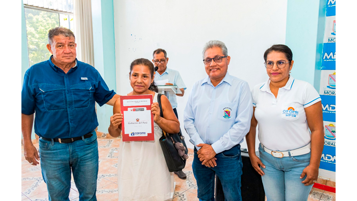 Entrega de tรญtulos de propiedad urbana a beneficiarios del distrito de Morales.