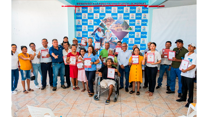 Entrega de tรญtulos de propiedad urbana a beneficiarios del distrito de Morales.