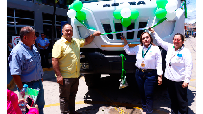 Gesti贸n municipal recepciona maquinarias del MINAM.