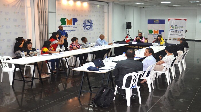 FUNCIONARIOS EN MESA DE TRABAJO TÉCNICA