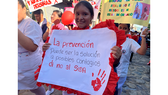 Pasacalle de sensibilizaciΓ³n por el "DΓa mundial de la lucha contra el VIH/SIDA".