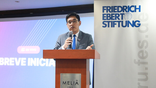 superintendente, Dr. Mori y representante de la fundación