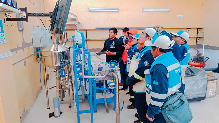 Personal técnico de Emsapuno S.A. viene participando en una capacitación sobre el uso y manejo del banco de pruebas de medidores semiautomático.