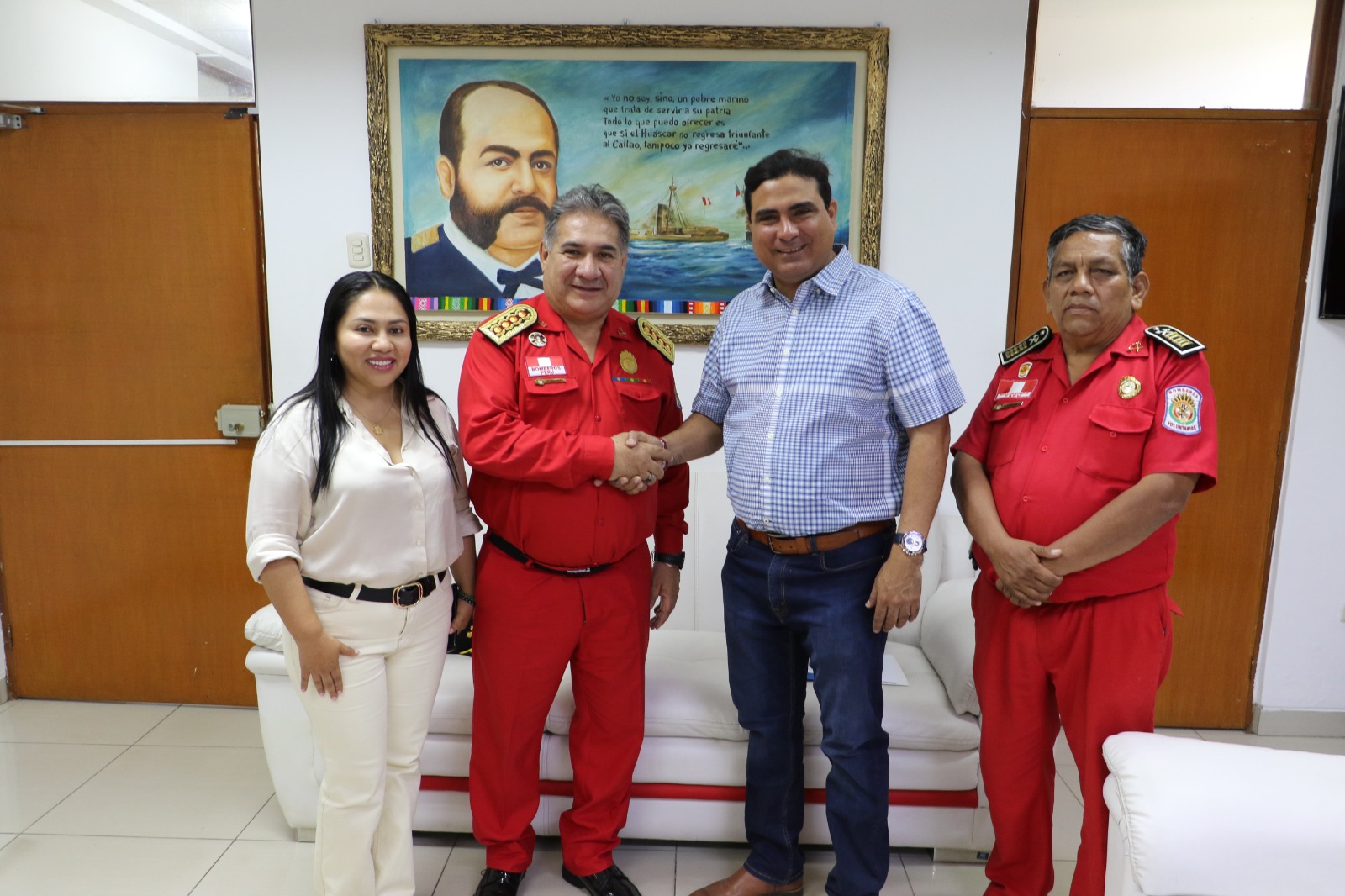 En una reunión reciente, entre el Gobernador y el Comandante General del Cuerpo General de Bomberos Voluntario del Perú, Brig. Gral. CBP Juan Carlos Morales Carpio, acompañado del Brig. CBP Ricardo Azabache, jefe de la I Comandancia Departamental de Piura, para discutir y planificar acciones concretas que fortalezcan el servicio y la seguridad de los bomberos de la región.
El Gobernador expresó su firme disposición a proporcionar todo el apoyo necesario para mejorar las condiciones de trabajo y los recursos disponibles para los bomberos. Esta iniciativa es una muestra más del compromiso del Gobierno Regional con la seguridad y el bienestar de la comunidad.
