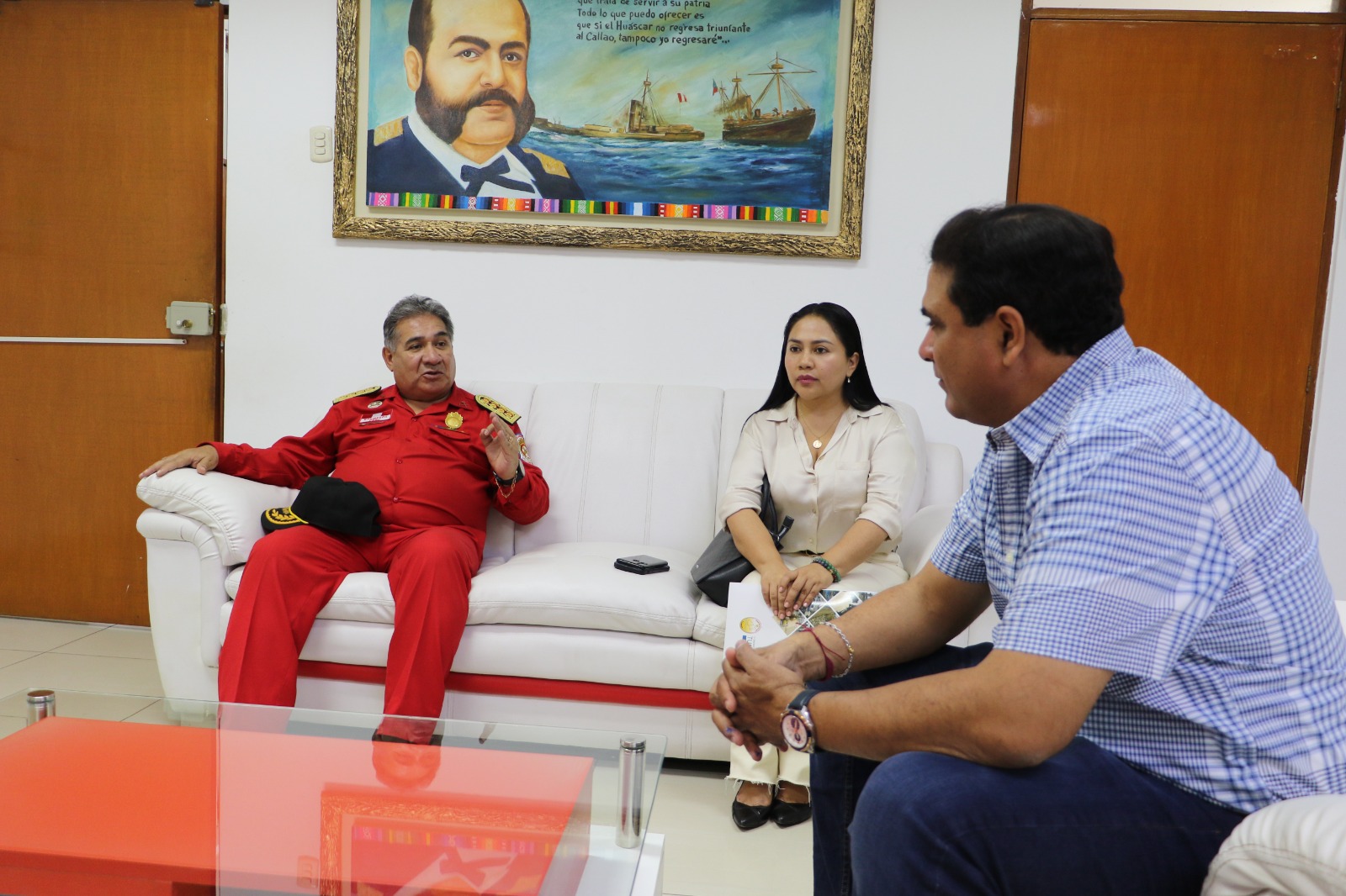 En una reunión reciente, entre el Gobernador y el Comandante General del Cuerpo General de Bomberos Voluntario del Perú, Brig. Gral. CBP Juan Carlos Morales Carpio, acompañado del Brig. CBP Ricardo Azabache, jefe de la I Comandancia Departamental de Piura, para discutir y planificar acciones concretas que fortalezcan el servicio y la seguridad de los bomberos de la región.
El Gobernador expresó su firme disposición a proporcionar todo el apoyo necesario para mejorar las condiciones de trabajo y los recursos disponibles para los bomberos. Esta iniciativa es una muestra más del compromiso del Gobierno Regional con la seguridad y el bienestar de la comunidad.