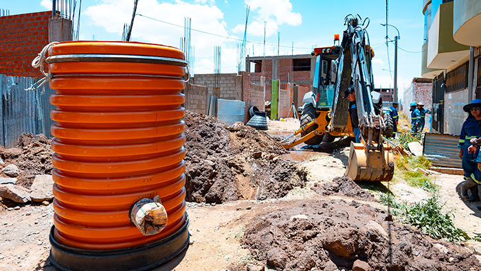 Instalan primer buzón prefabricado de PVC y polietileno en el sistema de alcantarillado sanitario.