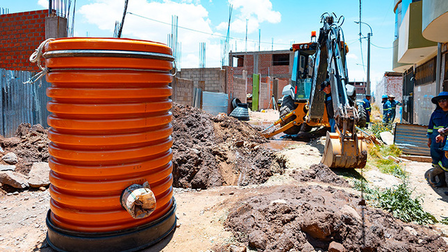 Instalan primer buzón prefabricado de PVC y polietileno en el sistema de alcantarillado sanitario. 