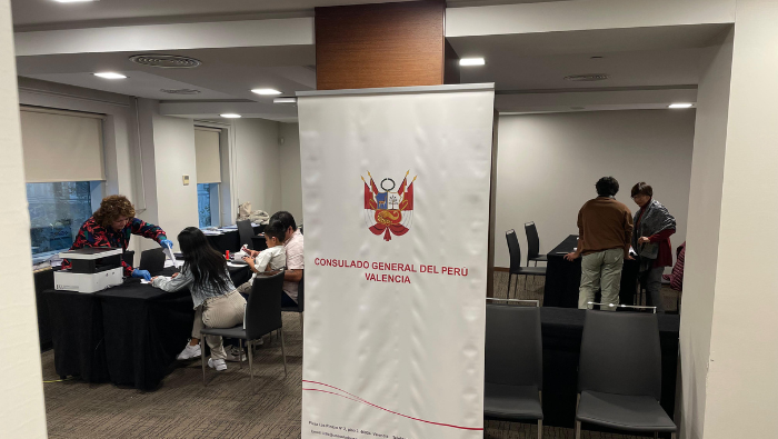 Peruanos residentes en Alicante reciben atención consular itinerante