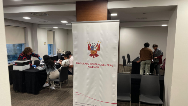 Peruanos residentes en Alicante reciben atención consular itinerante