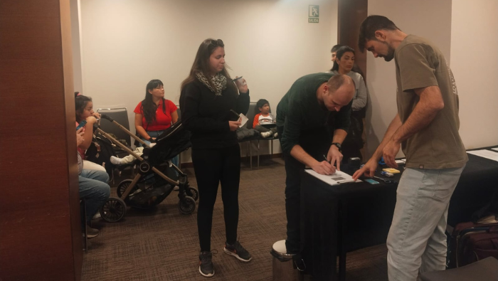 Peruanos residentes en Alicante reciben atención consular itinerante