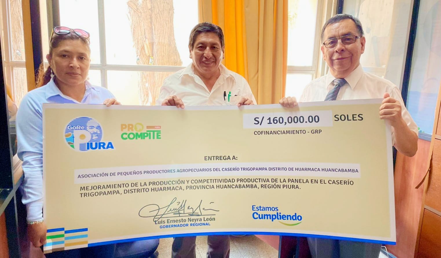Alcalde recibe cheque a favor de productores ganadores del Procompite 2024