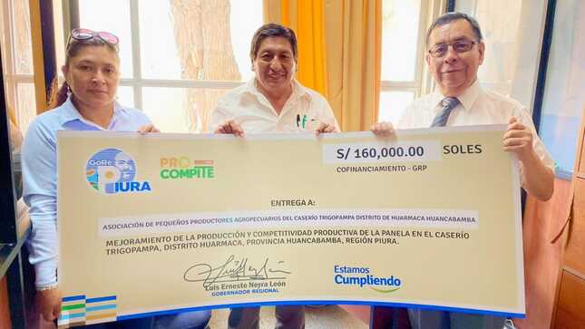 Alcalde recibe cheque a favor de productores ganadores del Procompite 2024