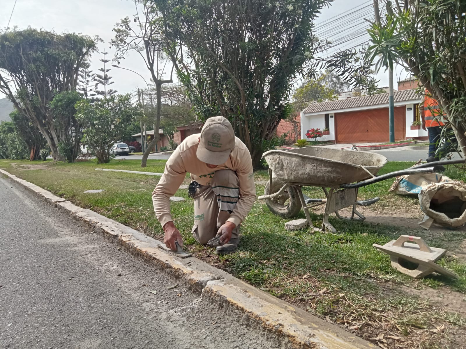 Municipalidad de La Molina renueva sardineles y veredas para mejorar la seguridad y el mantenimiento vial del distrito