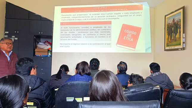 Capacitan a funcionarios y trabajadores municipales en ética e integridad en la gestión pública