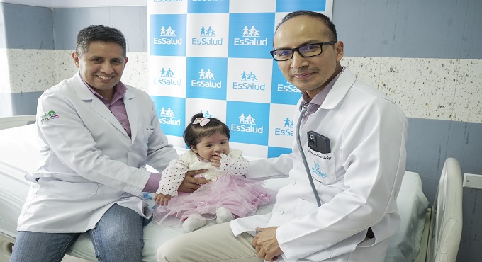 EsSalud realiza exitosa cirugía de alta complejidad que permite a bebé de siete meses comer y respirar con normalidad