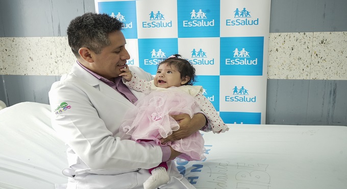 EsSalud realiza exitosa cirugía de alta complejidad que permite a bebé de siete meses comer y respirar con normalidad
