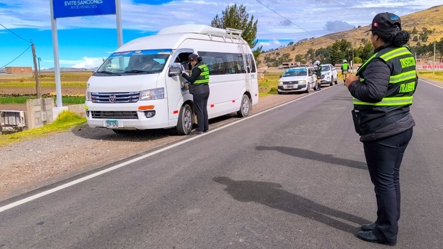 Realizan operativo multisectorial en Ichu, sancionando a más de 30 unidades vehiculares