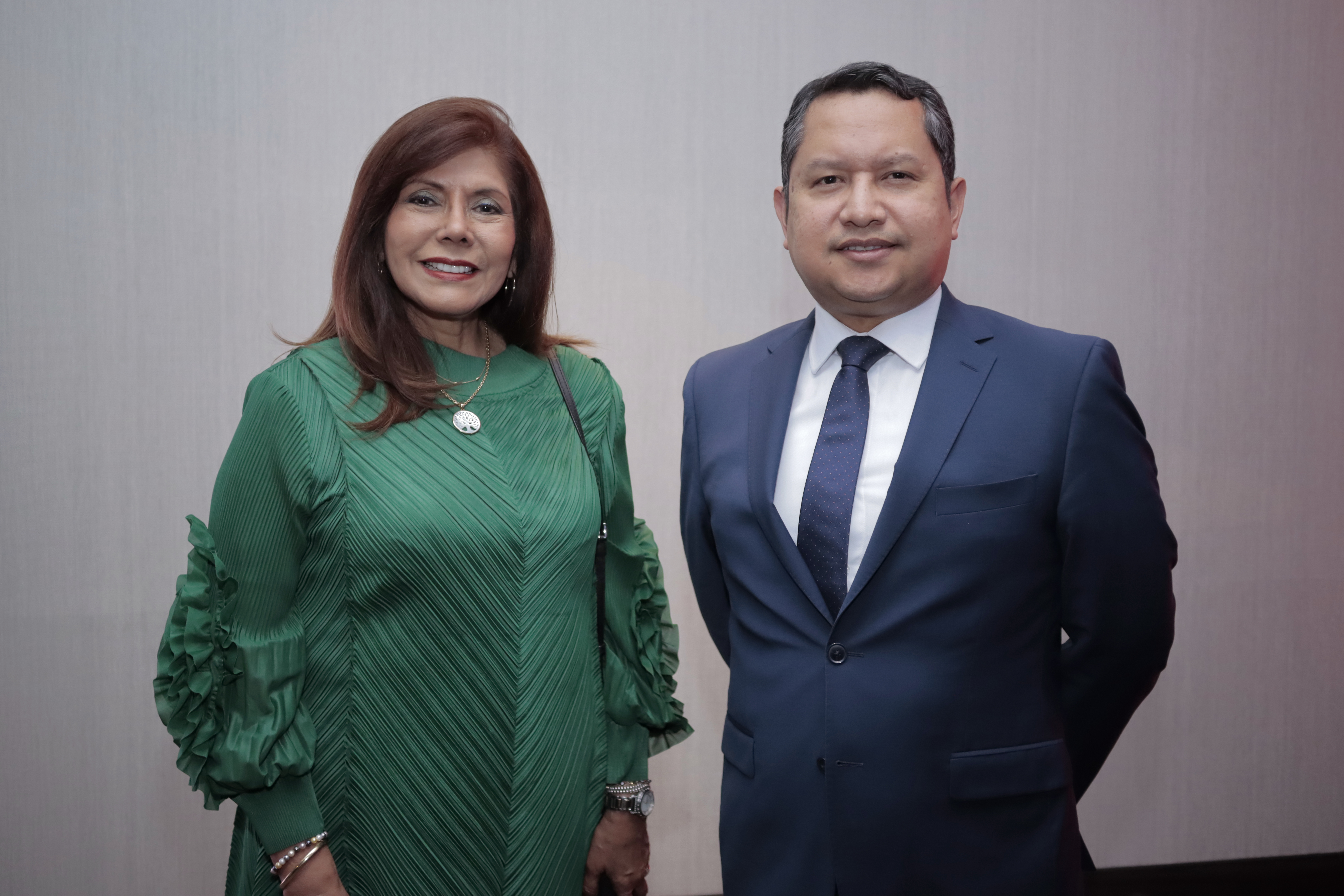 Encargado de Negocios a.i. y jefa de la Oficina Comercial del Perú en Bolivia