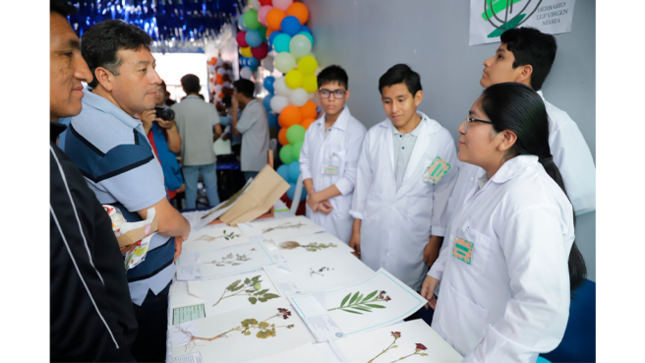Durante la actividad, nuestro burgomaestre recorrió los stands de los estudiantes de 1º a 5º año de secundaria, quienes presentaron proyectos innovadores, como productos ecológicos, alimentos saludables y vitaminas masticables. Los emprendedores, junto a sus familiares, compartieron su misión de generar un impacto positivo en la comunidad. 👏🎉
La Municipalidad de El Agustino continúa comprometida con el impulso de estos proyectos, brindando el apoyo necesario para que nuestros jóvenes sigan creciendo, innovando y transformando el futuro de nuestra comunidad. ¡Estamos construyendo un mañana lleno de oportunidades!