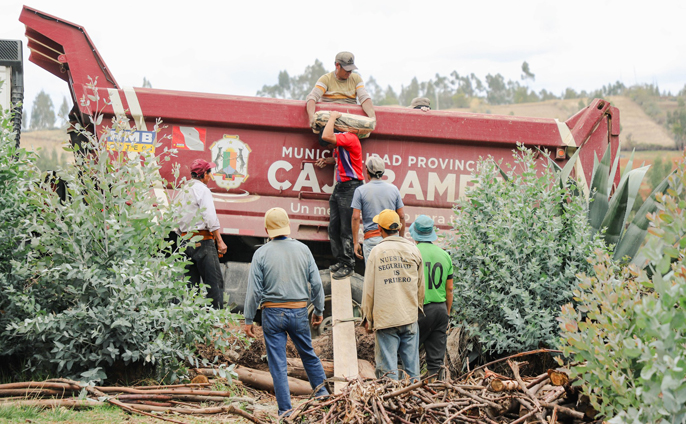 Entrega de materiales para la construcción del canal de riego en el caserío de Callash