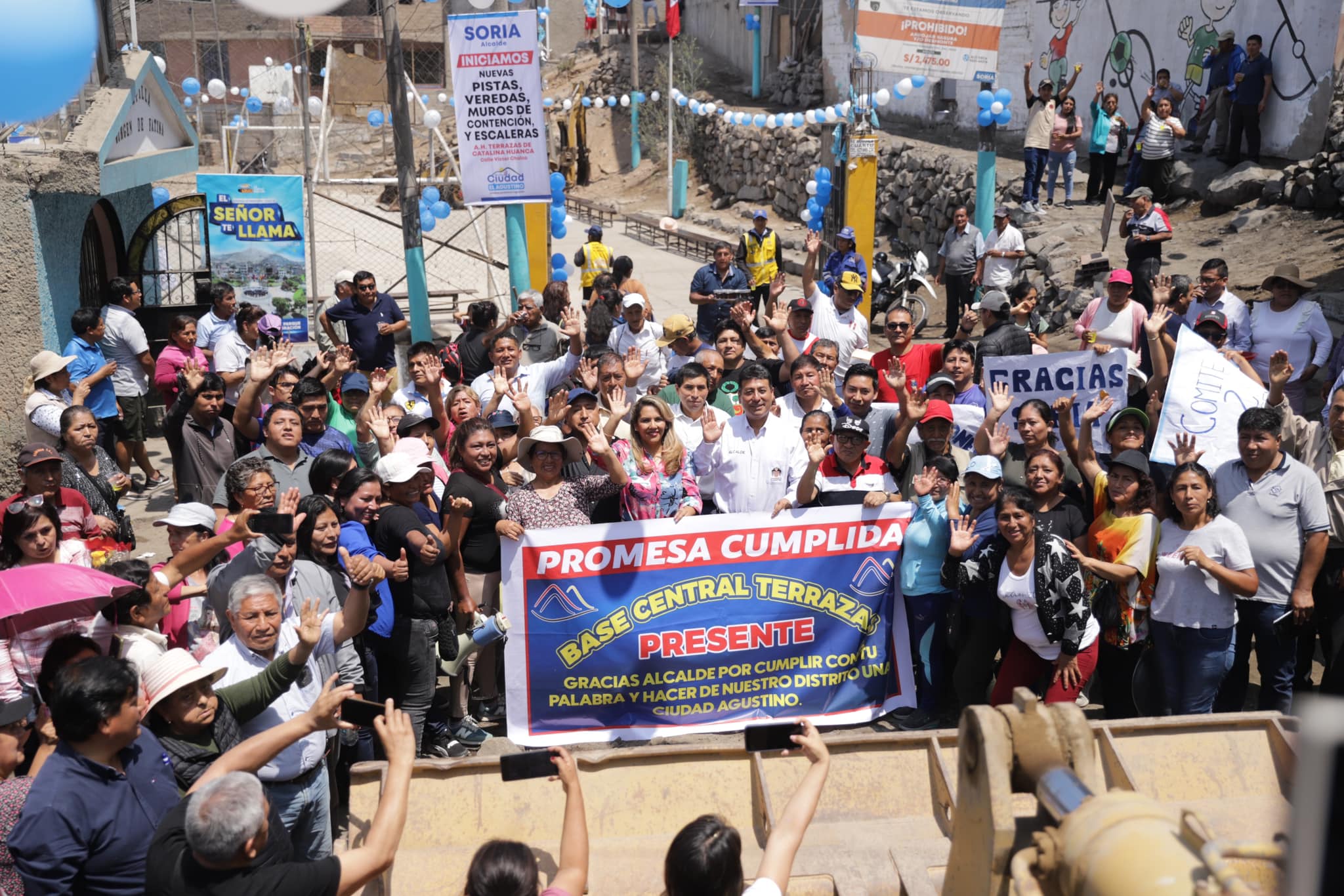 A este importante evento también asistió la congresista Digna Calle, regidores de nuestro distrito y vecinos comprometidos con el progreso de nuestra zona.
El alcalde Soria destacó que esta obra, que se ejecutará en un plazo de 5 meses, transformará por completo la calidad de vida de los vecinos, mejorando su seguridad y movilidad.