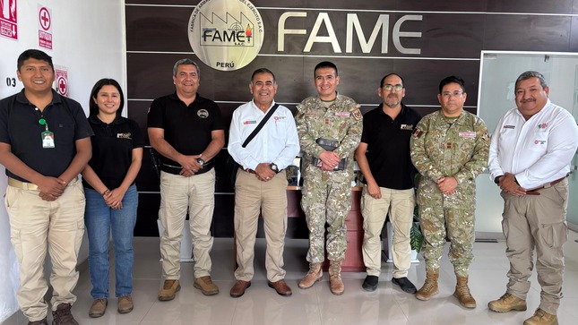 Grupal de FAME con el visitante, inspector general del Ministerio de Defensa