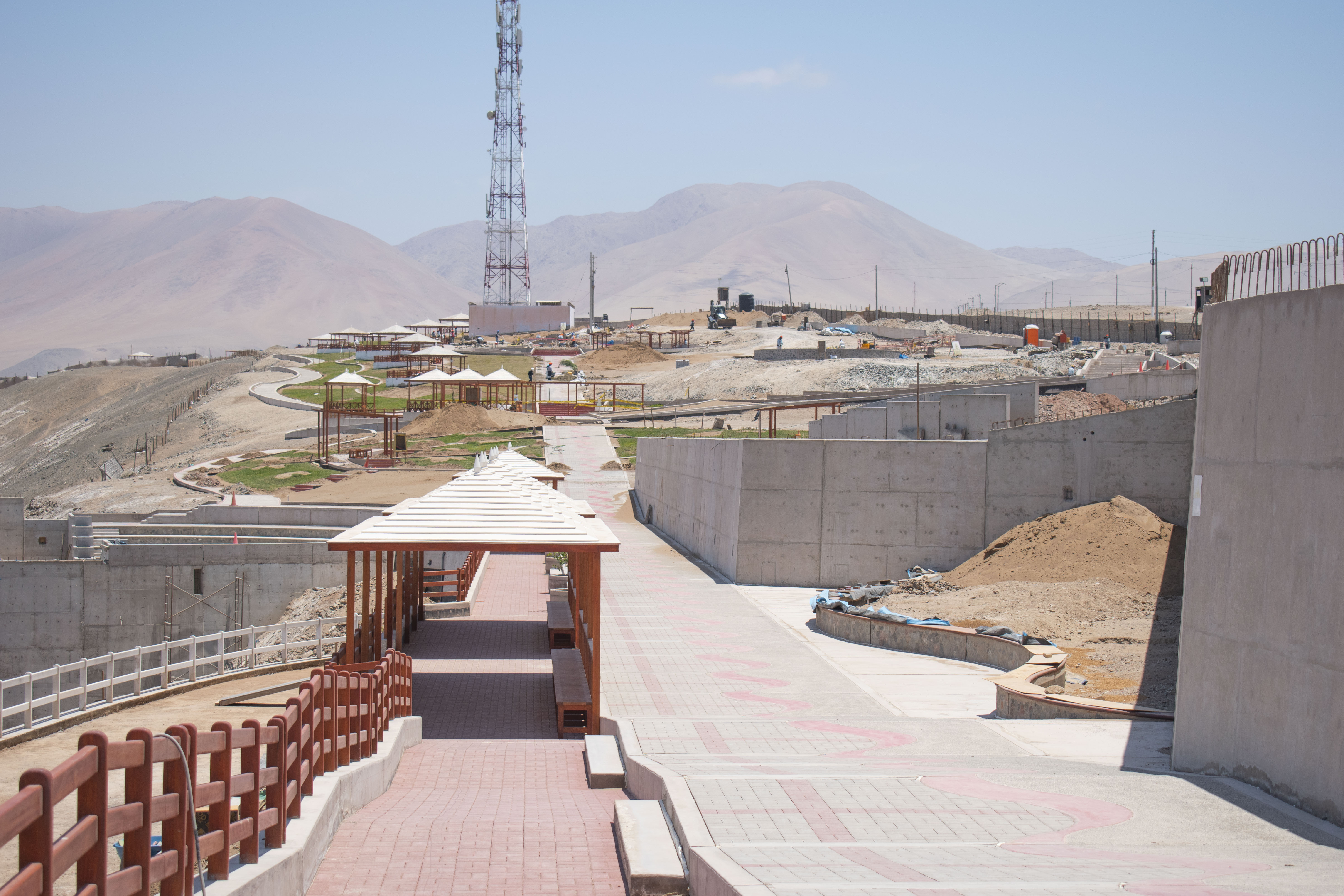 El Malecón Superior Pampa Inalámbrica, continúa con un importante avance físico.