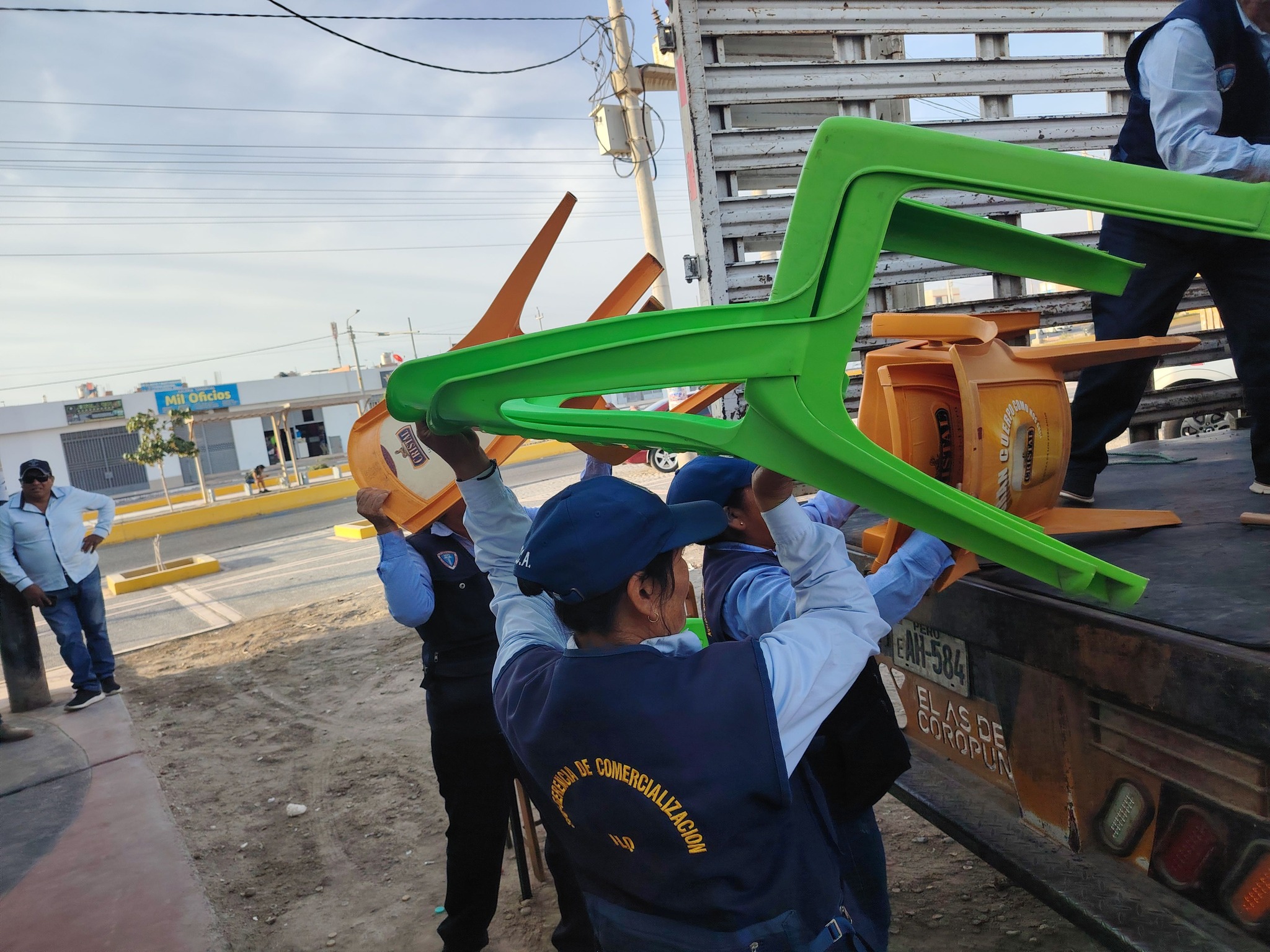 Subgerencias de Fiscalización, Comercialización y Abastecimientos y de Seguridad Ciudadana también intervinieron la cantina denominada Las Charapitas.