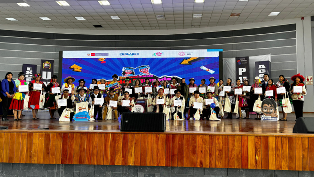 Pronabec reconoció a más de 1200 estudiantes universitarios de Puno que ganaron la Beca Permanencia 2024