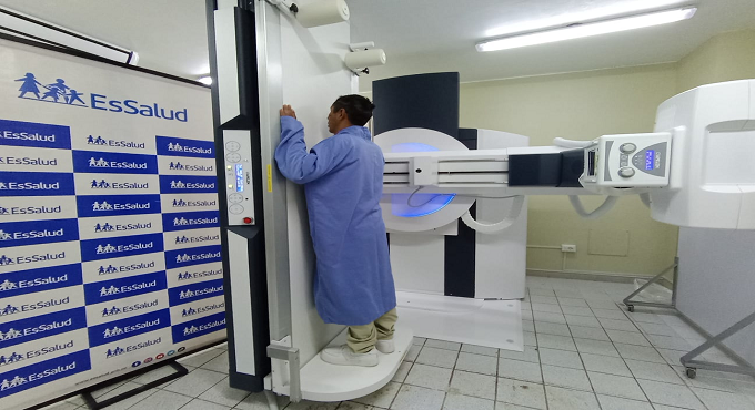 Huancavelica: Asegurados de EsSalud se benefician con moderno equipo de rayos X