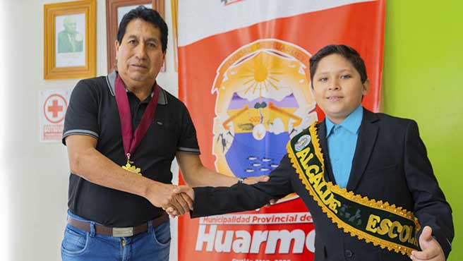 Alcalde recibe la visita del municipio de la I.E María Perrigo.