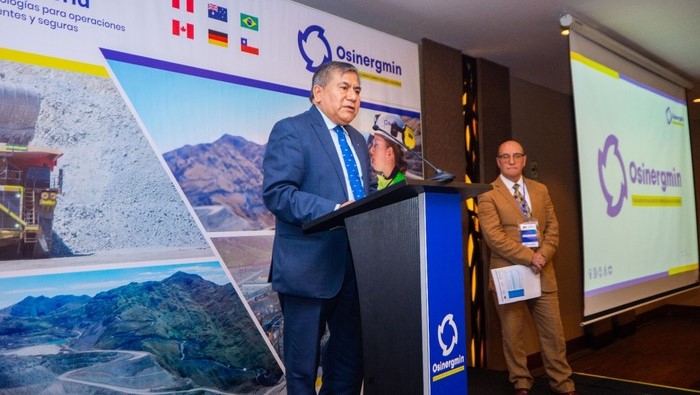 Presidente de Osinergmin, Ing. Omar Chambergo Rodríguez, exponiendo durante el Seminario