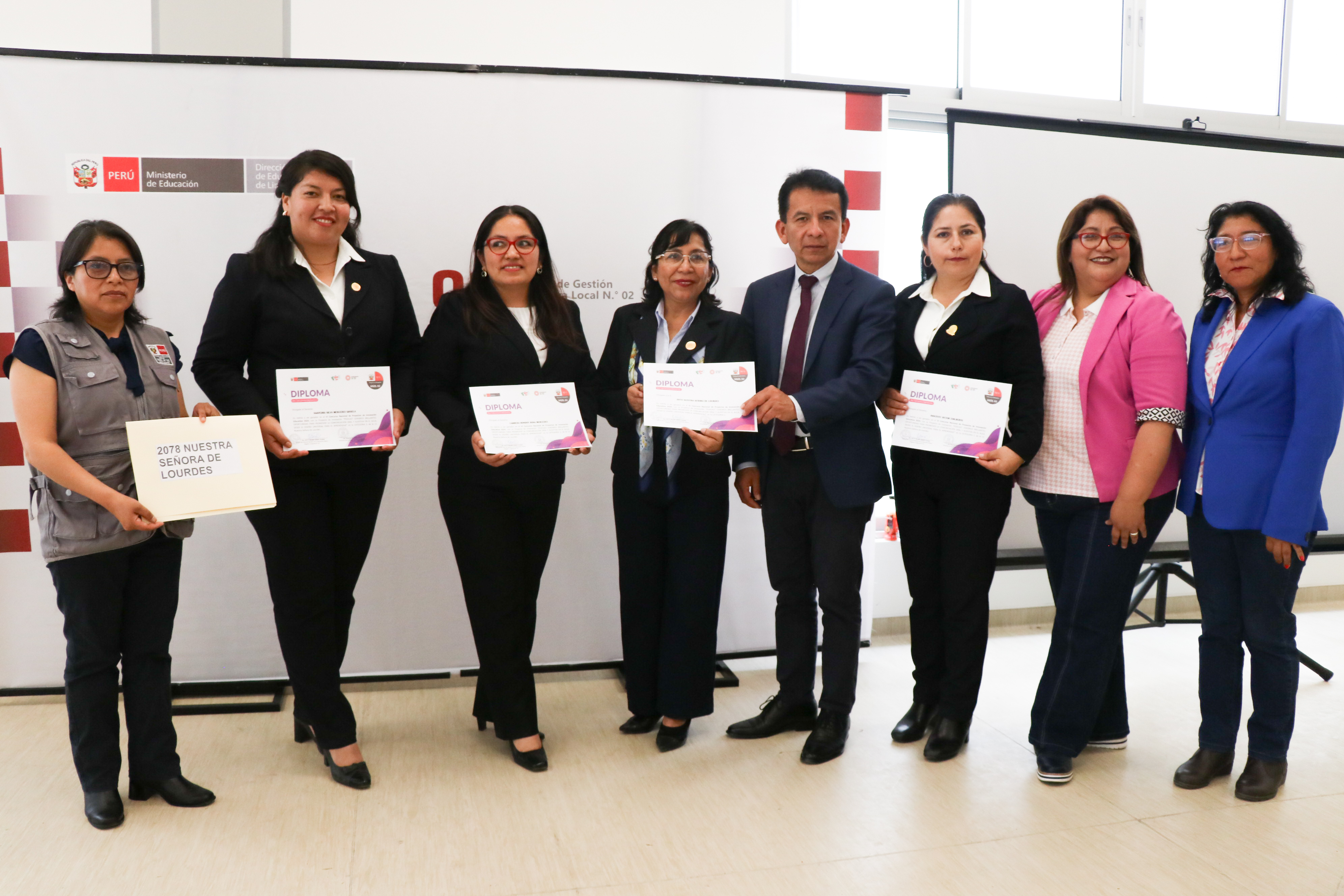DOCENTES CON DIPLOMAS DE RECONOCIMIENTO