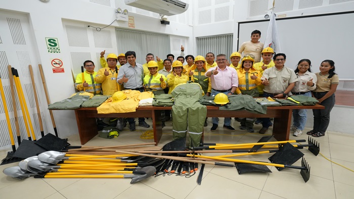 Guardaparques bomberos forestales de Reserva Nacional Pacaya Samiria reciben importante equipamiento de seguridad ante incendios forestales