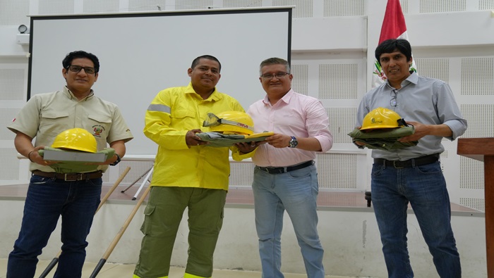 Guardaparques bomberos forestales de Reserva Nacional Pacaya Samiria reciben importante equipamiento de seguridad ante incendios forestales