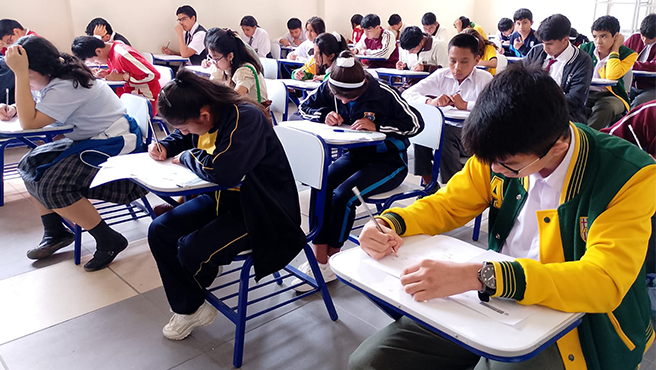 ESTUDIANTES RINDIENDO EL ÉXAMEN