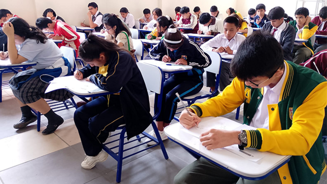 ESTUDIANTES RINDIENDO EL ÉXAMEN
