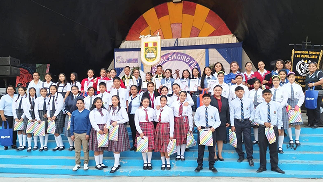 Estudiantes de Piura destacan en el VI Festival Regional de Canto en Inglés